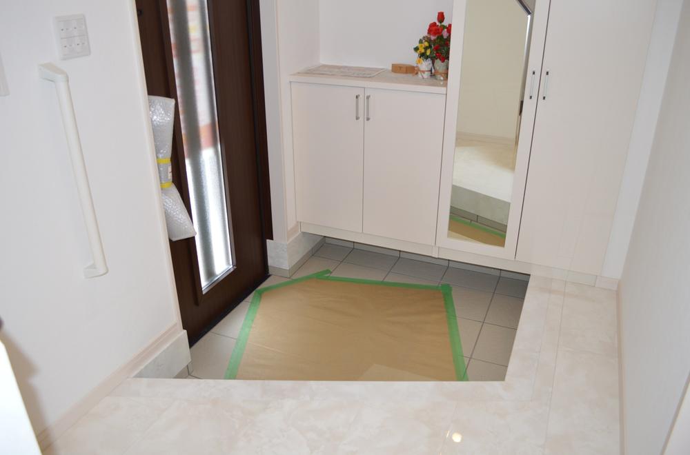 Entrance. Local (11 May 2013) Shooting