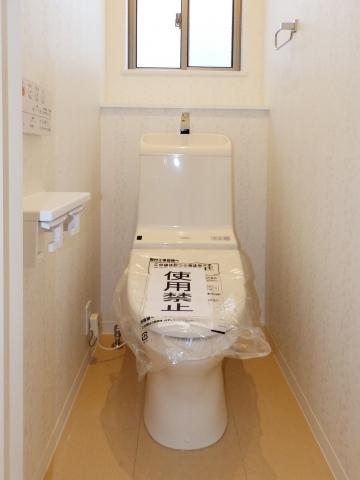 Toilet. 2F