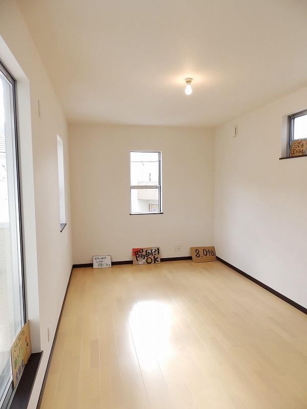 Non-living room. Upstairs 8 quires Western-style