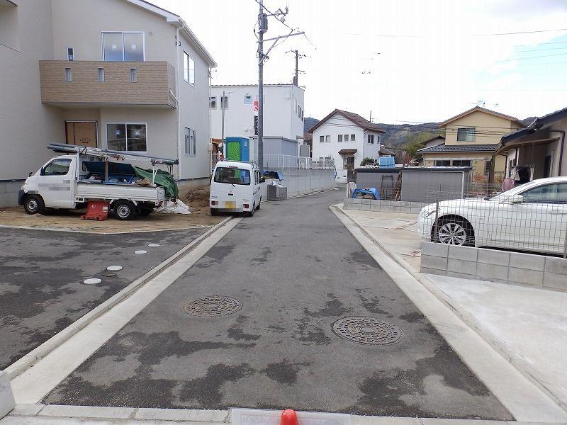 Local photos, including front road. Frontal road