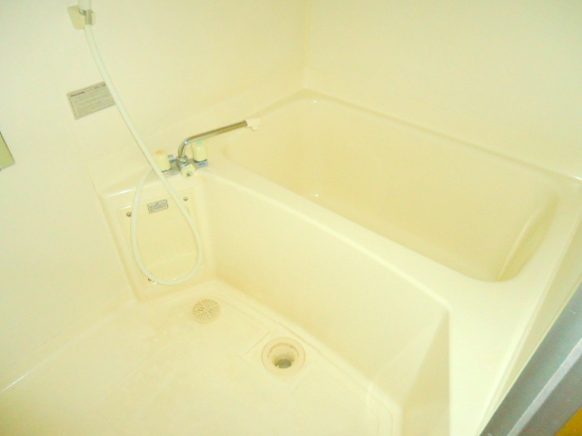 Bath. Popular bath separate toilet is in this rent!