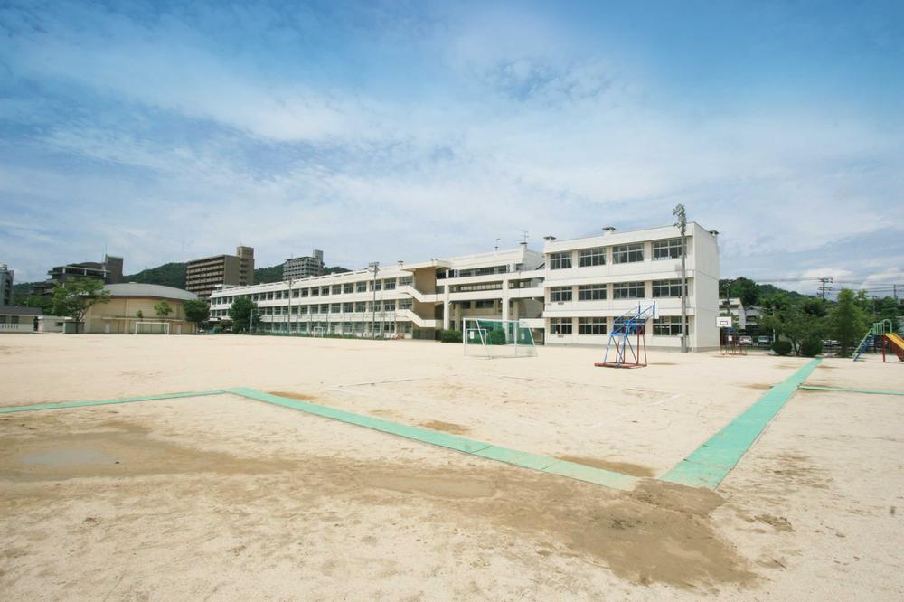 Primary school. 1100m to Zhongshan Elementary School