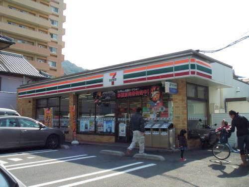 Convenience store. Seven-Eleven Hiroshima Ushitahigashi store up (convenience store) 528m