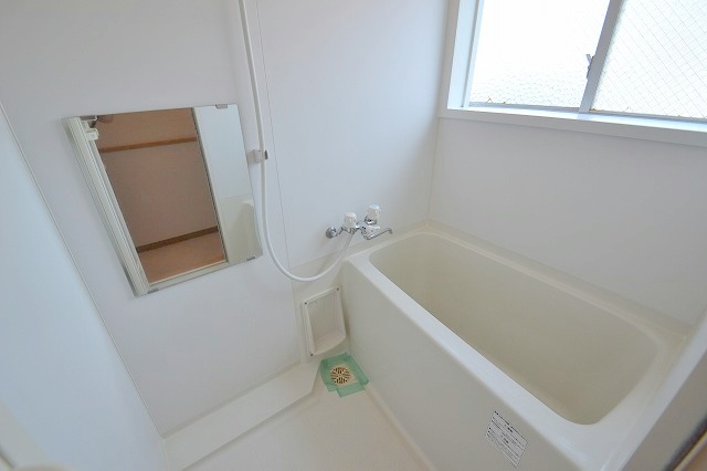 Bath.  ☆ Bright bath there is a window ☆