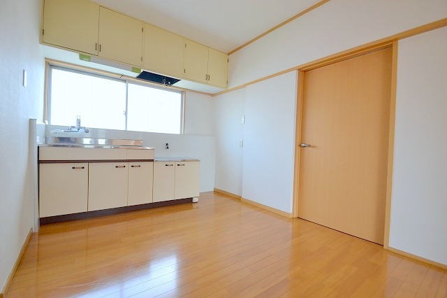 Kitchen.  ☆ There is a window in the kitchen, Bright is ☆