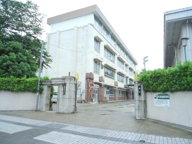 Primary school. 481m until the Hiroshima city hall Onaga Elementary School (elementary school)