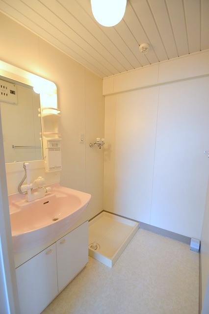 Washroom. Undressing house ☆ Laundry Area Available in washbasin shower ☆  ※ In the same building a separate room photo