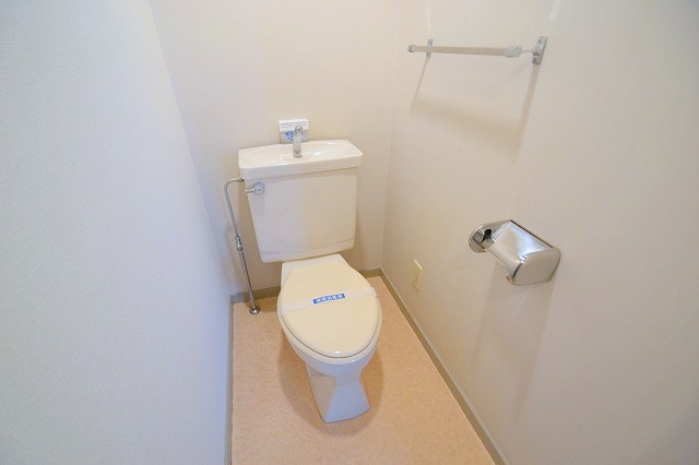 Toilet. There is the upper storage shelves ☆  ※ Will be in the same building a separate room photo.