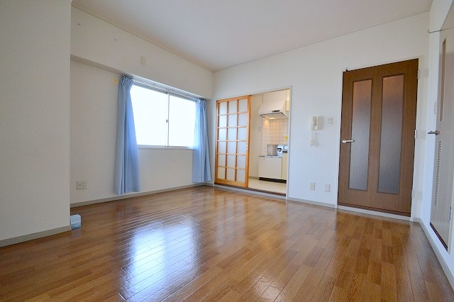 Living and room. Spacious living room ☆ It is bright with a window ☆  ※ Will be in the same building a separate room photo.