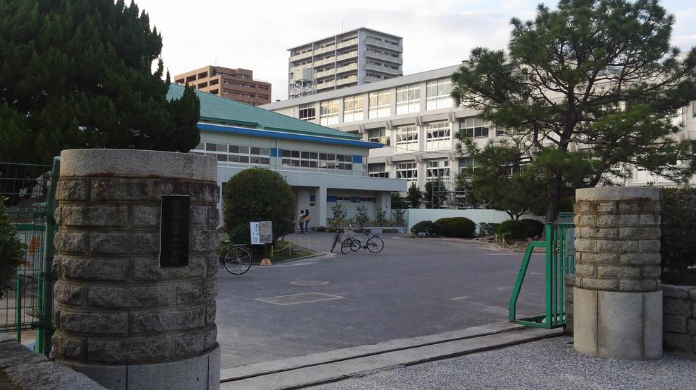 Primary school. Ujina Elementary School is also possible to school within 10 minutes. 
