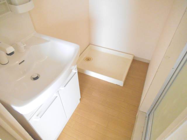 Other. Place undressing independent sink and washing machine inside the room