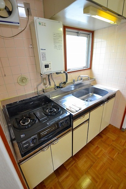 Kitchen.  ☆ 2-neck is a gas stove. It is good there is a window ☆
