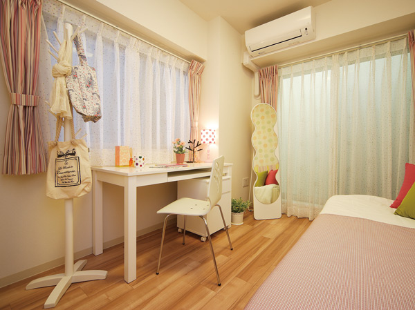 Interior.  [A feeling of opening, Bright Kids Room] Children's Room of the Western-style (2), Bright atmosphere enhances the feeling of opening by two windows, Children is the best to take advantage of as a room that can be freely To grow a healthy.