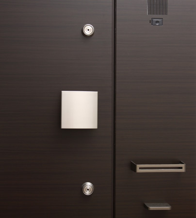 Security.  [Double lock to prevent the intrusion in the locking of the two places] To the entrance door, Adopt a double lock system to lock the two places. It prevents it from entering, such as by picking.