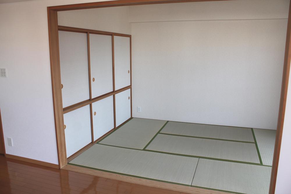 Other introspection. Living next to the Japanese-style room