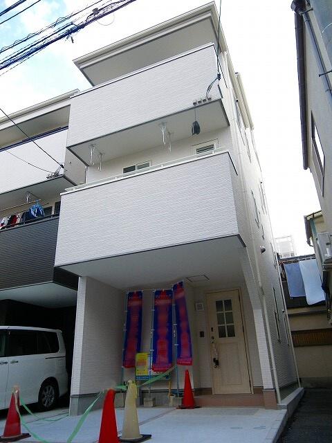 Local appearance photo. Local (12 May 2013) Shooting