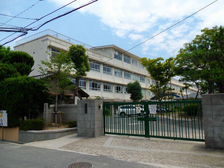 Junior high school. 1005m to Hiroshima Municipal Midorimachi junior high school