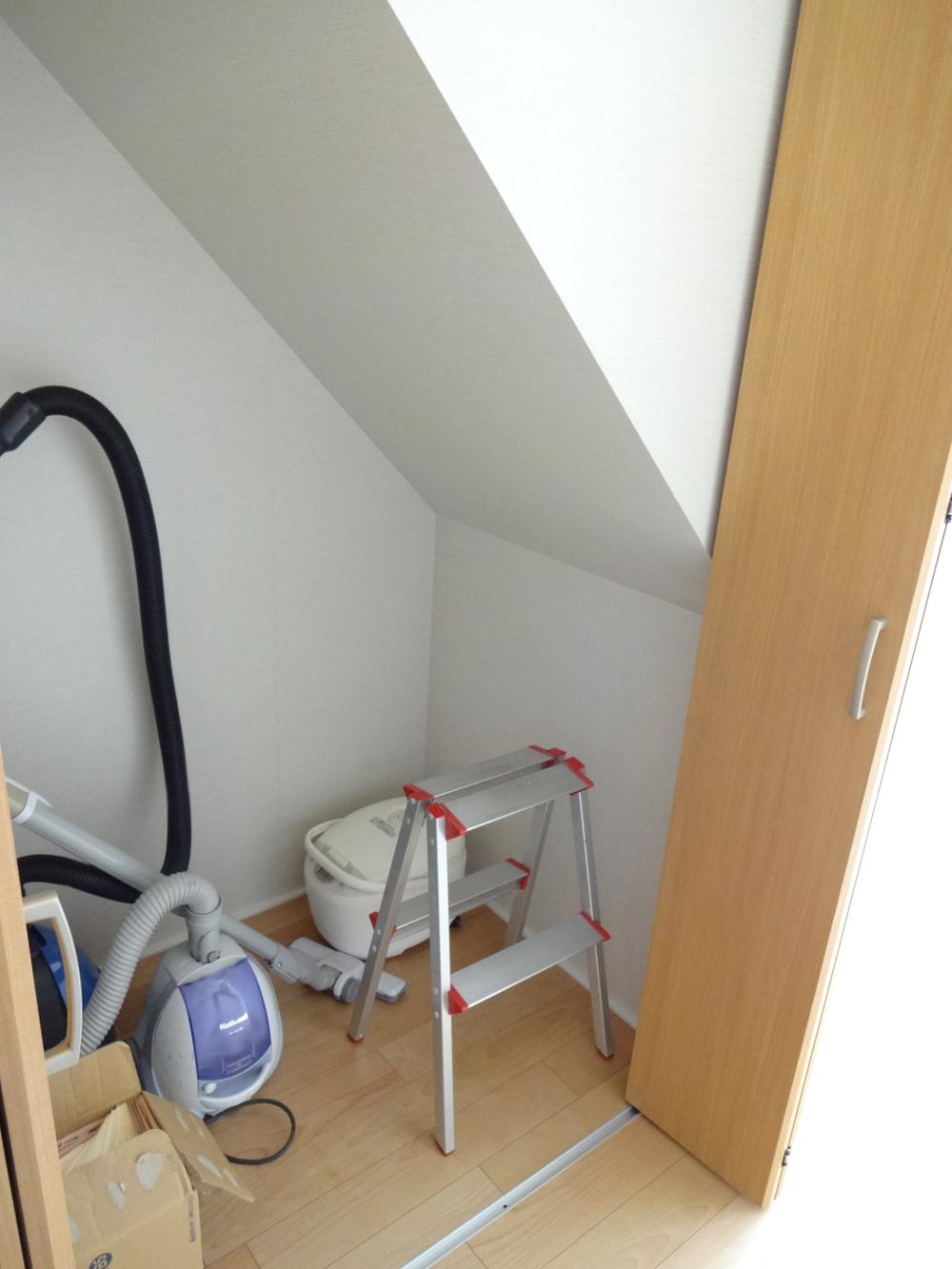 Receipt. There is a staircase under accommodated in 1F hallway, You can securely stored, such as vacuum cleaners and cardboard. 
