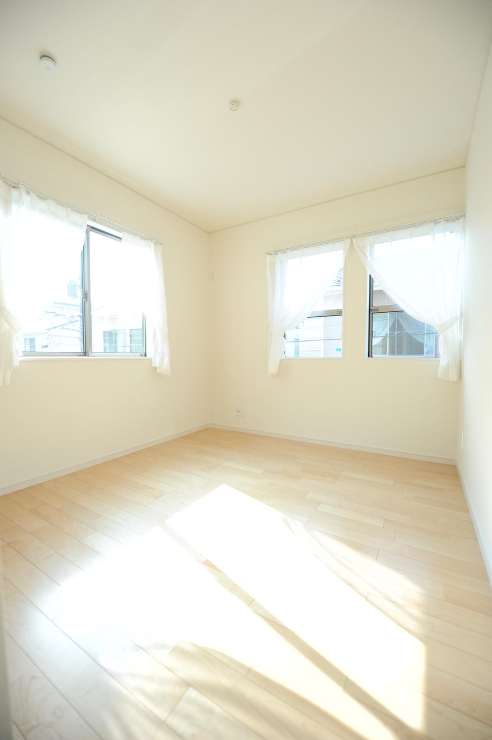 Non-living room. Of course, the second floor is also good day. 