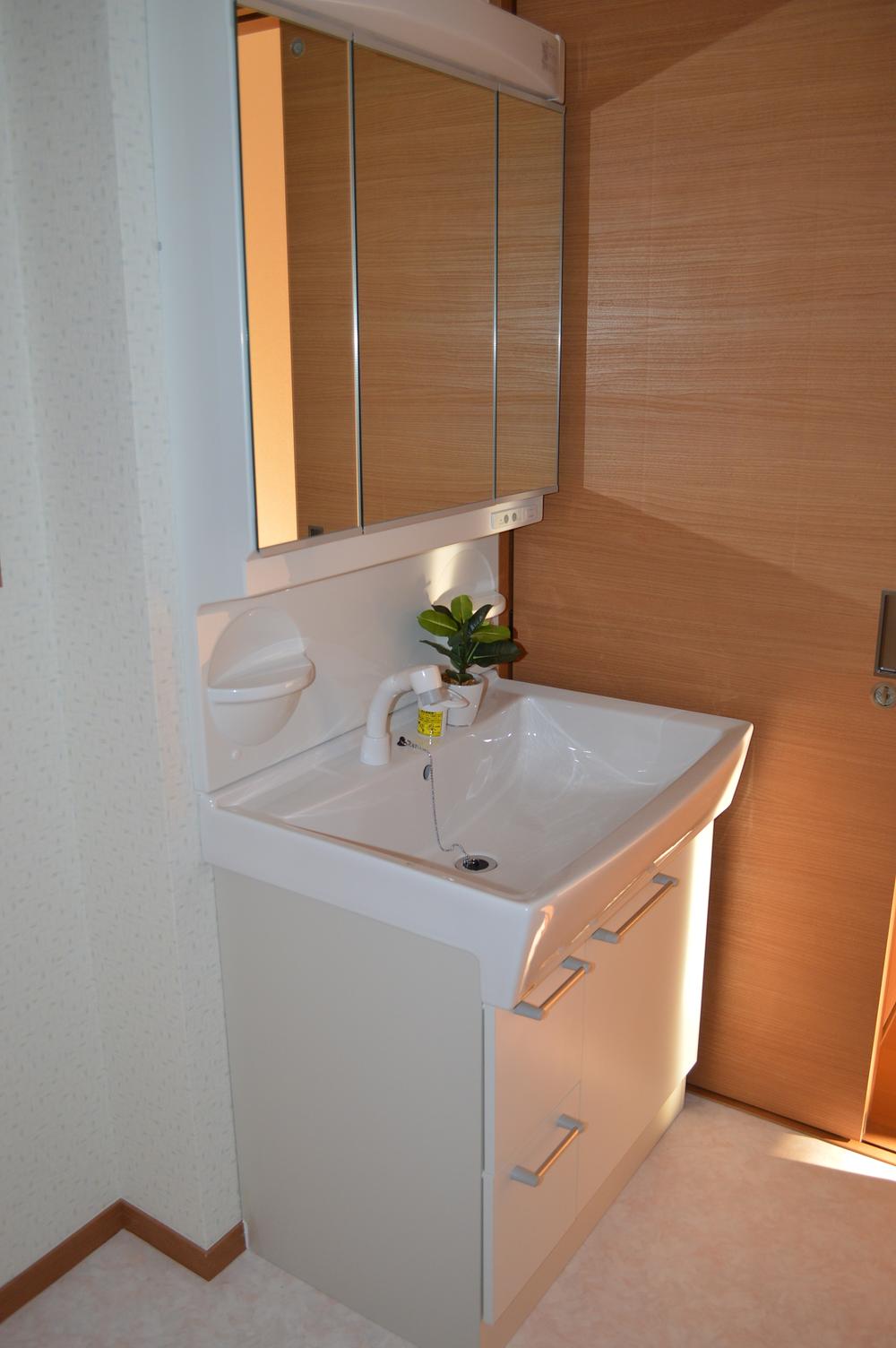 Wash basin, toilet. Indoor (12 May 2013) Shooting