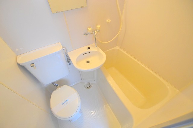 Bath. Model room photo (present condition priority)