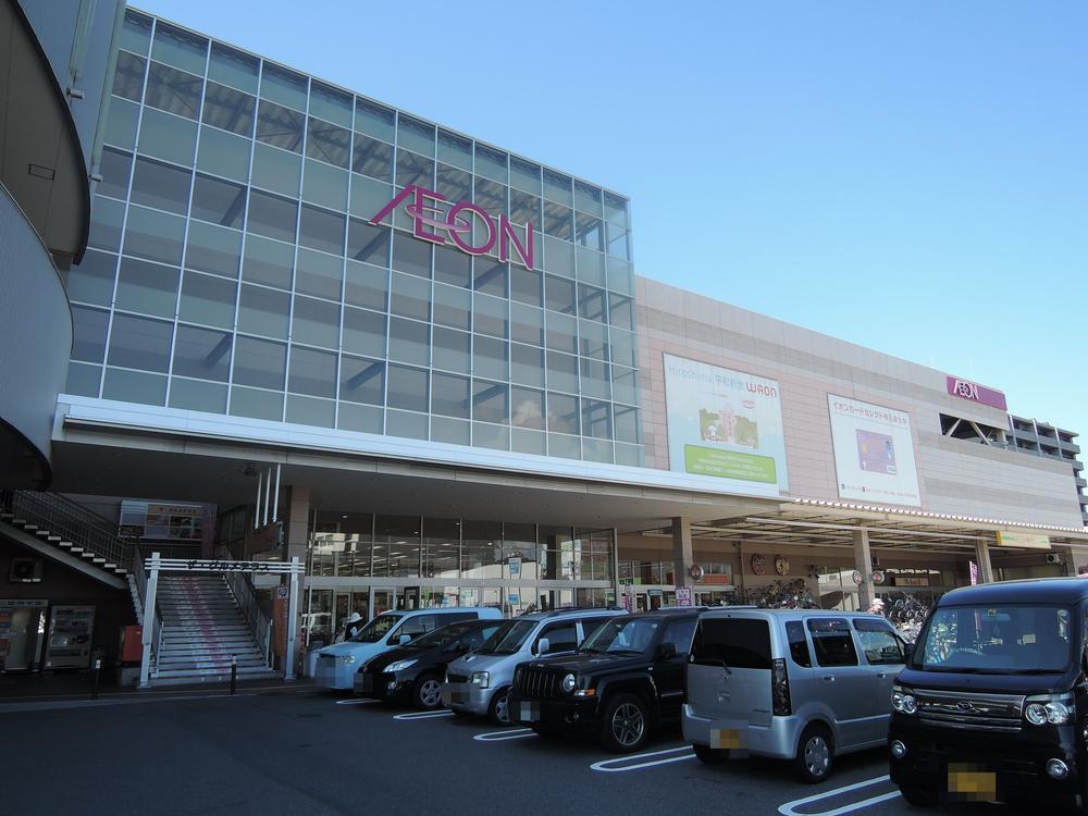 Shopping centre. 1200m until the ion Ujina shop