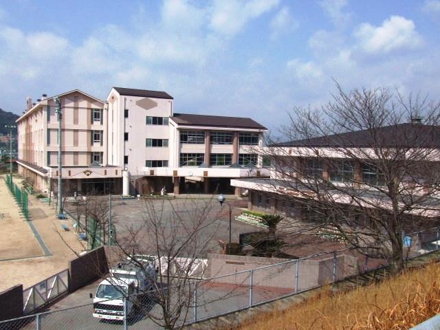 Primary school. 915m to Hiroshima Municipal Mukainadashin the town elementary school