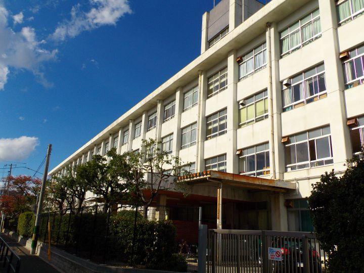 Junior high school. 2527m to Hiroshima Municipal Yoshijima junior high school
