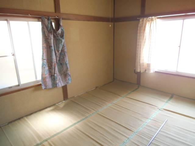 Other room space. 4 window in the direction angle room many bright rooms