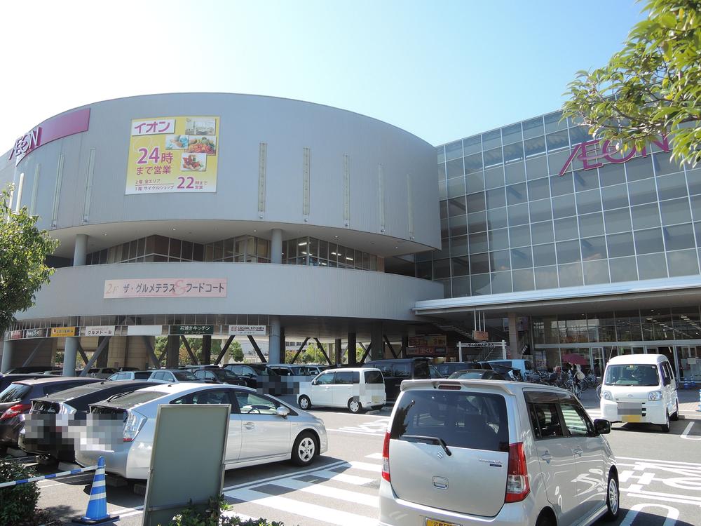 Shopping centre. 1400m until the ion Ujina shop