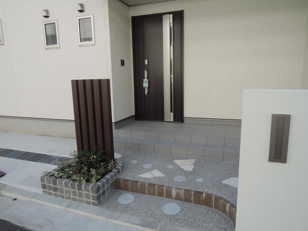 Entrance. Appearance (October 2013) Shooting