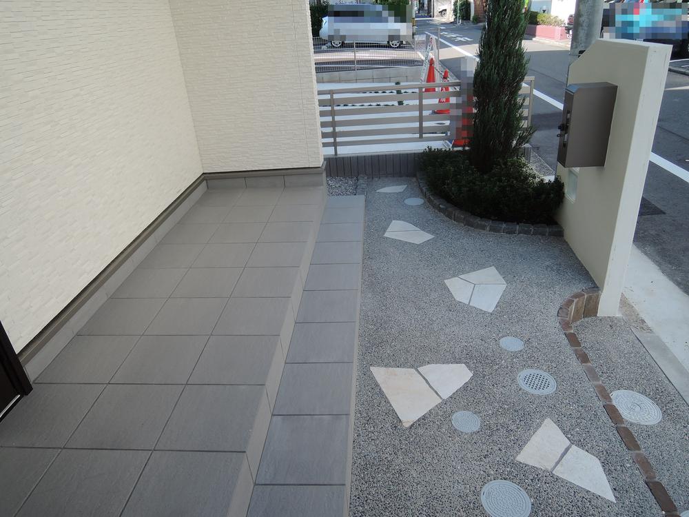 Entrance. Appearance (October 2013) Shooting