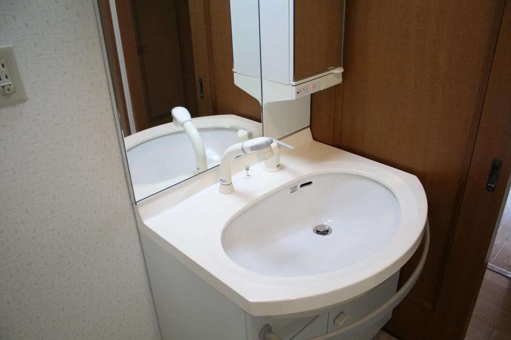 Wash basin, toilet. Washstand that simple and easy to use.
