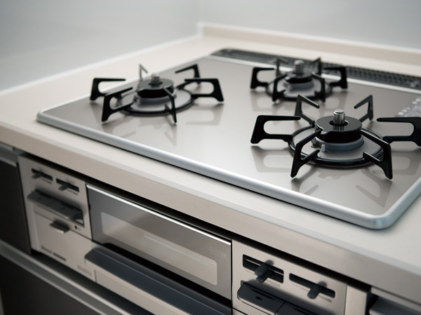Kitchen.  [3-neck glass top stove] 3-burner stove with a full mouth temperature sensor. Temperature control function ・ Stove timer function ・ Wide-fired burner was also equipped with.