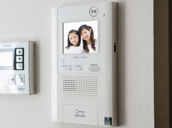 Security.  [Security intercom with color monitor] Unlocking the auto lock of the entrance the visitor from the check with color monitor. Order to be sure the face with a sharp image, It is safe. No handset, It is a convenient hands-free type.  ※ The video is different from the actual ones