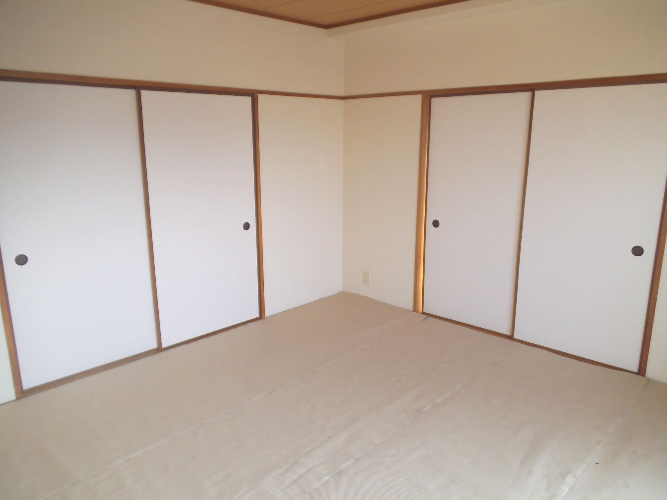 Other room space. Slowly be Japanese-style room is also spacious and 8 tatami