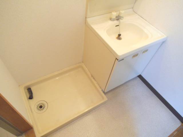 Other Equipment. Undressing independent basin & indoor laundry