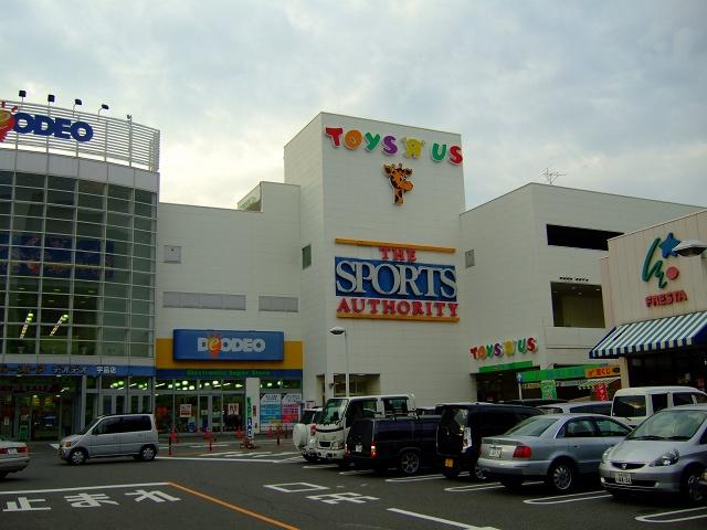 Shopping centre. To Bay City Ujina 494m