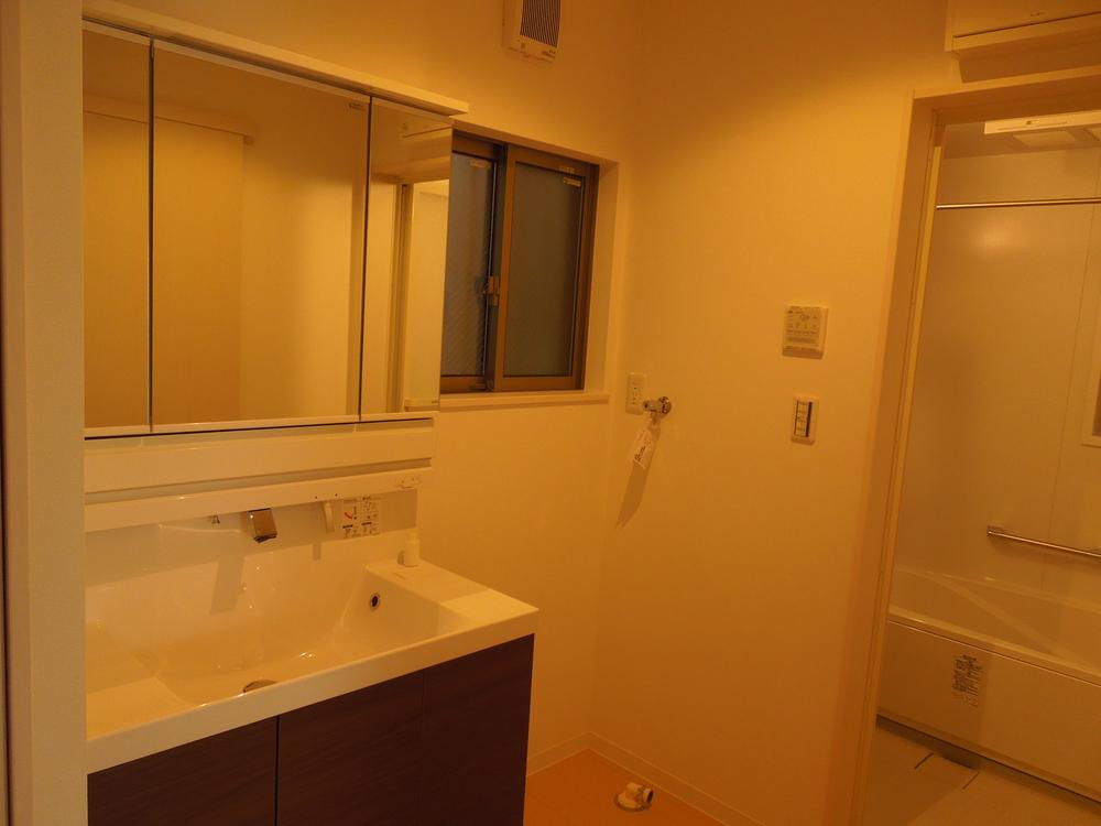 Wash basin, toilet. Indoor (12 May 2013) Shooting