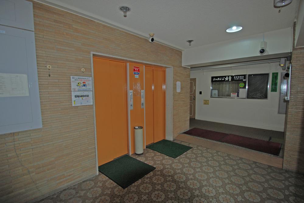 Entrance. Elevator 2 groups
