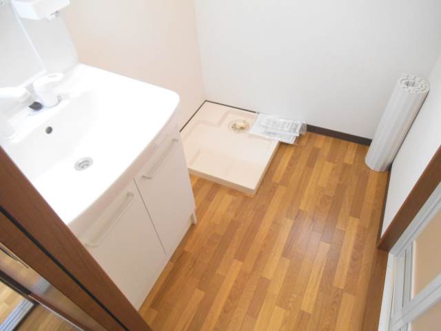 Washroom. Yes Storage undressing independent sink and washing machine inside the room