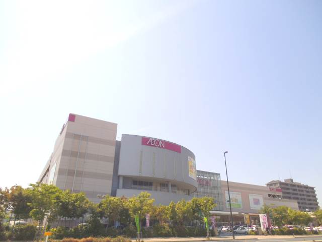Shopping centre. 771m until ion Ujina shopping center (shopping center)