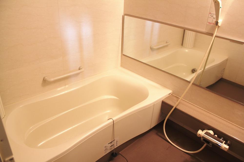 Bathroom. Modern bath. I am sure that you can relax in the simple.