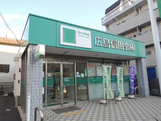 Bank. Hiroshimashin'yokinko Ujina Branch Ujinakanda 300m to the branch office