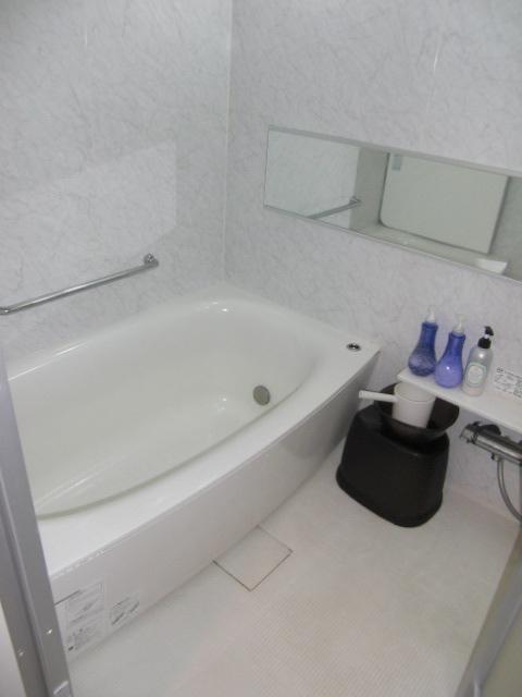 Bathroom. Spacious bathtub. There is a feeling of cleanliness is unified in white