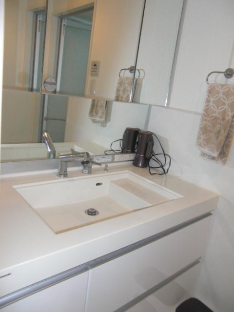 Wash basin, toilet. Vanity of a large mirror