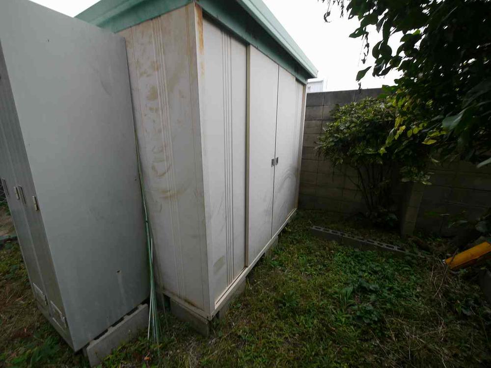 Garden. There is a storeroom.