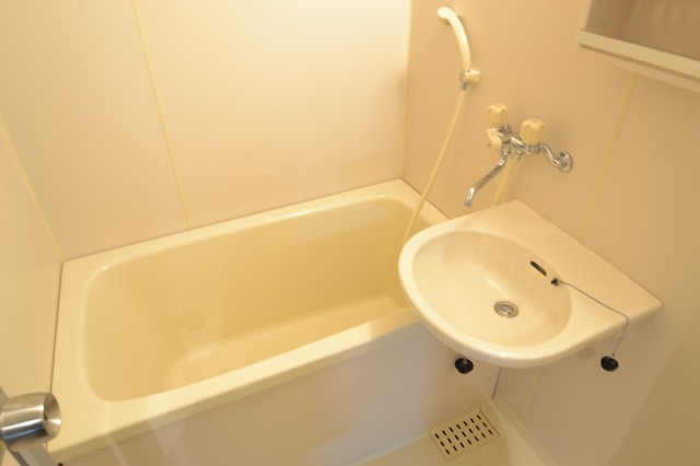 Bath.  ☆ It is a spacious bathroom ☆