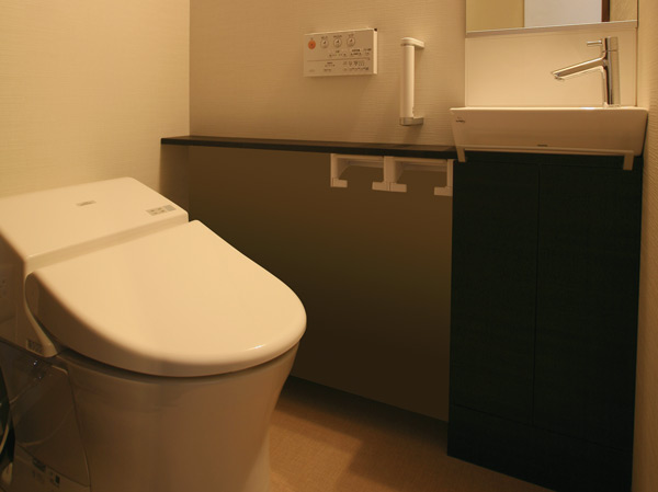 Toilet.  [toilet] Comfortably clean full of hand-washing toilet space with a counter. In order to widen the room of the space more, It has adopted a low silhouette design.