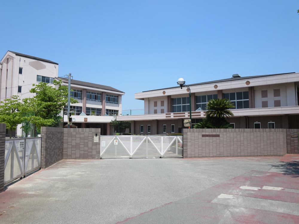 Primary school. 568m to Hiroshima Municipal Mukainadashin the town elementary school